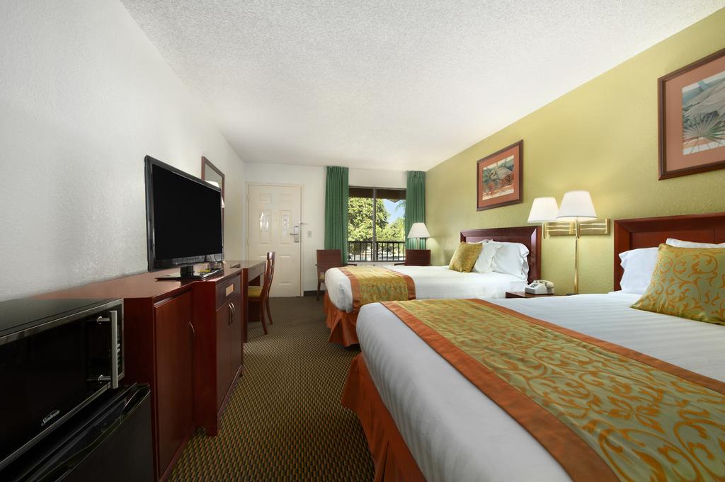 Ramada By Wyndham Temple Terrace/Tampa North Hotell Rom bilde