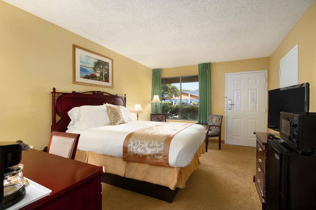 Ramada By Wyndham Temple Terrace/Tampa North Hotell Rom bilde