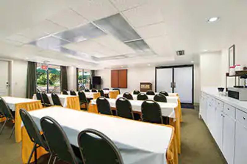 Ramada By Wyndham Temple Terrace/Tampa North Hotell Eksteriør bilde