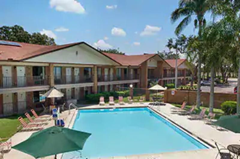 Ramada By Wyndham Temple Terrace/Tampa North Hotell Eksteriør bilde