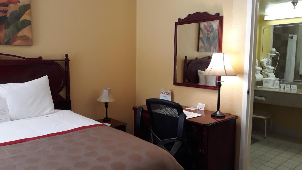 Ramada By Wyndham Temple Terrace/Tampa North Hotell Eksteriør bilde